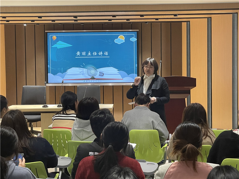 3黄丽主任发言评教谈听课.JPG